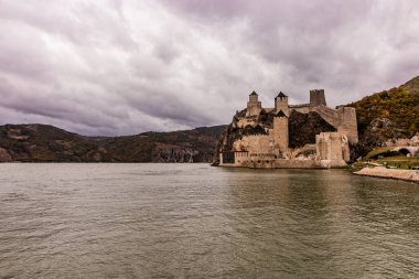 Sırbistan 'ın Golubac ortaçağ kalesine bakış