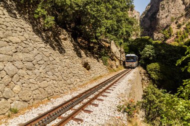Yunanistan 'ın Moreloponnese yarımadasındaki Vouraikos Boğazı' ndaki Odontotos demiryolu dar çaplı treninde..
