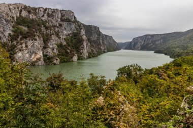 Sırbistan ile Romanya arasında Tuna Nehri üzerindeki Demir Kapı rezervuarı