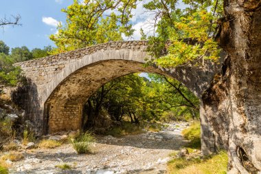 Yunanistan 'ın Mora yarımadasındaki Vytina ve Nymfasia köyleri arasındaki Tzavarena Köprüsü