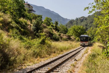 Yunanistan 'ın Mora yarımadasındaki Vouraikos Boğazı' ndaki dar ölçülü Odontotos demiryolu treni.