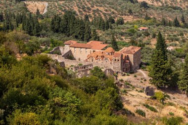 Yunanistan 'ın Mora yarımadasındaki Mystras kentindeki Metropolitan Saint Demetrius Kilisesi' nin hava manzarası