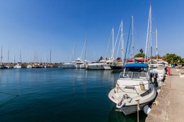 Yunanistan 'ın Mora yarımadasındaki Kalamata limanında yelkenli tekneleri