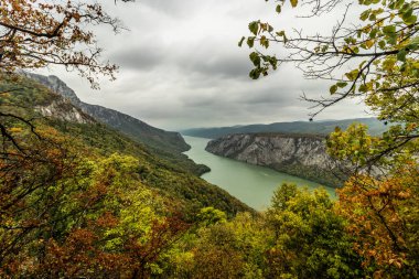 Tuna Nehri 'nin Demir Kapıları' nın Sırbistan ile Romanya arasındaki hava manzarası. Derdap Ulusal Parkı 'ndan görüntü.