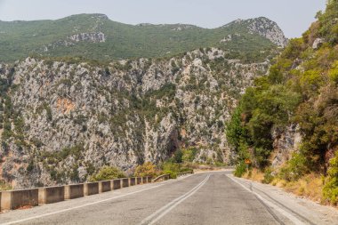 Yunanistan 'ın Mora yarımadasındaki Nedontas Boğazı' nda 82. Yol