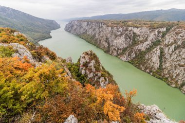 Tuna Nehri 'nin Demir Kapıları' nın Sırbistan ile Romanya arasındaki hava manzarası. Derdap Ulusal Parkı 'ndan görüntü.
