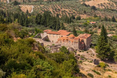 Yunanistan 'ın Mora yarımadasındaki Mystras kentindeki Metropolitan Saint Demetrius Kilisesi' nin hava manzarası