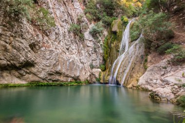 Yunanistan 'ın Mora yarımadasında polilimnio şelalesi