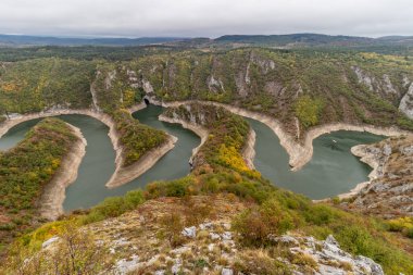 Sırbistan 'ın Uvac nehir kanyonunun sonbahar manzarası