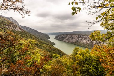 Tuna Nehri 'nin Demir Kapıları' nın Sırbistan ile Romanya arasındaki hava manzarası. Derdap Ulusal Parkı 'ndan görüntü.