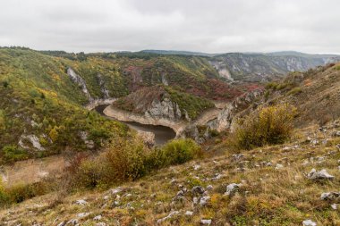 Sırbistan 'ın Sjenica kenti yakınlarındaki Uvac nehir kanyonunun sonbahar manzarası