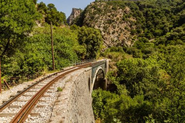 Yunanistan 'ın Mora yarımadasındaki Vouraikos Boğazı' ndaki Odontotos demiryolu dar kalibreli..