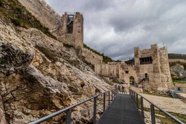 Sırbistan 'ın Golubac ortaçağ kalesine bakış