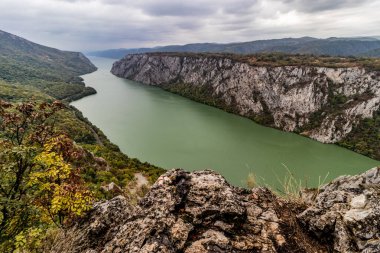 Tuna Nehri 'nin Demir Kapıları' nın Sırbistan ile Romanya arasındaki hava manzarası. Derdap Ulusal Parkı 'ndan görüntü.