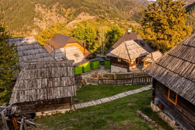 Sırbistan 'ın Mokra Gora kenti yakınlarındaki Drvengrad (Kustendorf) ahşap evleri