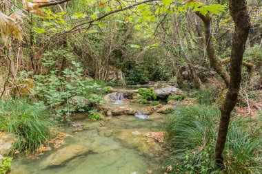 Yunanistan 'ın Peloponnese yarımadasında Polylimnio şelalesi yakınlarındaki akarsu