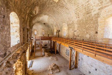 CHLEMOUTSI, GREECE - 9 AĞUSTOS 2021: Yunanistan 'ın Mora yarımadasındaki Chlemoutsi (Clermont) ortaçağ kalesi