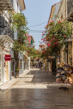 NAFPLIO, GREECE - 5 Ağustos 2021: Yunanistan 'ın Nafplio kentindeki yaya sokağı