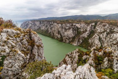 Tuna Nehri 'nin Demir Kapıları' nın Sırbistan ile Romanya arasındaki hava manzarası. Derdap Ulusal Parkı 'ndan görüntü.