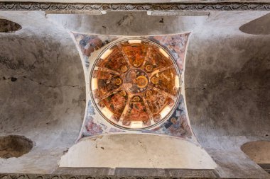 MYSTRAS, GREECE - 11 Ağustos 2021: Yunanistan 'ın Peloponnese yarımadasındaki Mystras' taki Metropolitan Saint Demetrius Kilisesi 'nin Cupola' sı