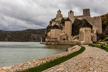 Sırbistan 'ın Golubac ortaçağ kalesine bakış