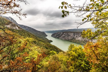 Tuna Nehri 'nin Demir Kapıları' nın Sırbistan ile Romanya arasındaki hava manzarası. Derdap Ulusal Parkı 'ndan görüntü.