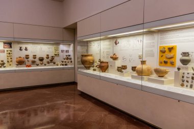 OLYMPIA, GREECE - 10 AĞUSTOS 2021: Yunanistan 'ın Mora yarımadasındaki Arkeoloji Müzesinde Sergiler