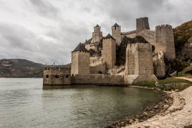Sırbistan 'ın Golubac ortaçağ kalesine bakış
