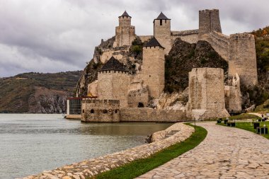 Sırbistan 'ın Golubac ortaçağ kalesine bakış