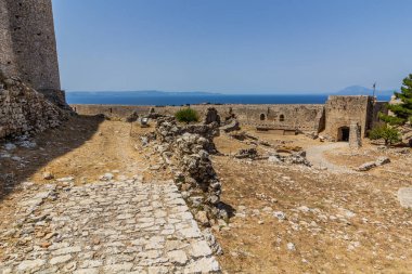 Yunanistan 'ın Mora yarımadasındaki Chlemoutsi (Clermont) ortaçağ kalesi kalıntıları