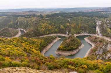 Sırbistan 'ın Uvac nehri kanyonunda sonbahar manzarası