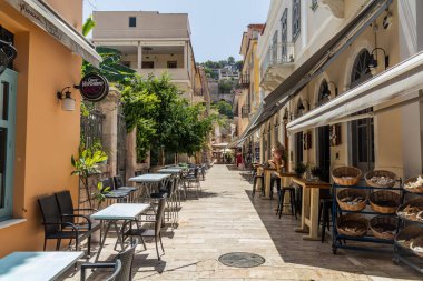 NAFPLIO, GREECE - 5 Ağustos 2021: Yunanistan 'ın Nafplio kentindeki yaya sokağı