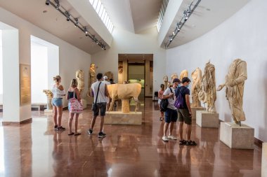OLYMPIA, GREECE - 10 AĞUSTOS 2021: Yunanistan 'ın Mora yarımadasındaki Arkeoloji Müzesinde Sergiler