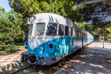 Yunanistan 'ın Mora yarımadasındaki Kalamata Belediye Demiryolu Parkı' nda eski bir tren.