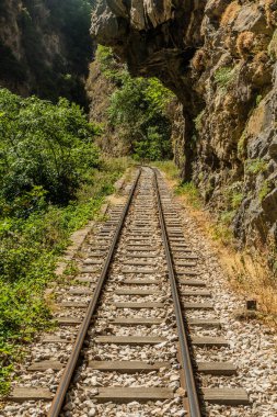 Yunanistan 'ın Mora yarımadasındaki Vouraikos Boğazı' ndaki Odontotos demiryolu dar kalibreli..