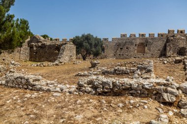 Yunanistan 'ın Mora yarımadasındaki Chlemoutsi (Clermont) ortaçağ kalesi kalıntıları