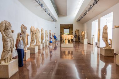 OLYMPIA, GREECE - 10 AĞUSTOS 2021: Yunanistan 'ın Mora yarımadasındaki Arkeoloji Müzesinde Sergiler