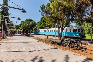 KALAMATA, GREECE - 13 Ağustos 2021: Yunanistan 'ın Mora yarımadasındaki Kalamata Belediye Demiryolu Parkı' ndaki eski trenler