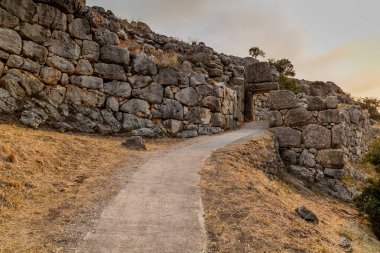 Yunanistan 'ın Peloponnese yarımadasındaki Mycenae kalesinin Postern kapısı
