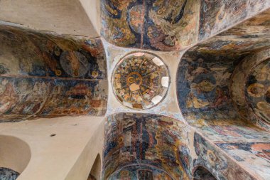 MYSTRAS, GREECE - 11 Ağustos 2021: Yunanistan 'ın Peloponnese yarımadasındaki Mystras harabelerindeki Peribleptos Manastırı Tavanı