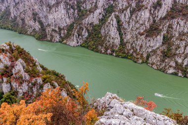 Tuna Nehri 'nin Demir Kapıları' nın Sırbistan ile Romanya arasındaki hava manzarası. Derdap Ulusal Parkı 'ndan görüntü.
