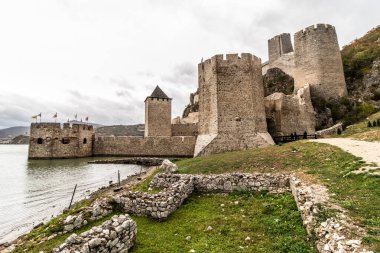 Sırbistan 'ın Golubac ortaçağ kalesine bakış