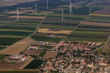Sommerein köyünün hava manzarası ve rüzgar santralleri, Avusturya
