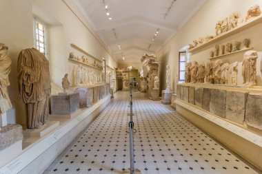 EPIDAURUS, GREECE - 6 AĞUSTOS 2021: Yunanistan 'ın Peloponnese yarımadasındaki Epidaurus Asclepieion Arkeoloji Müzesinin Sergisi