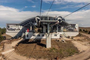 ZLATIBOR, SERBIA - 6 Ekim 2021: Sırbistan 'ın Zlatibor Altın Gondolunun göl ortası istasyonu