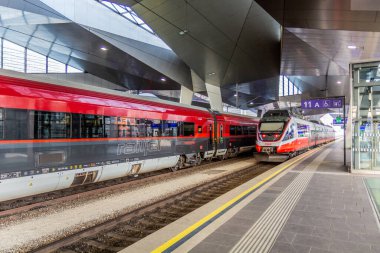 VIENNA, AUSTRIA - 13 Ağustos 2021: Viyana ana ana tren istasyonu (Wien Hauptbahnhof), Avusturya
