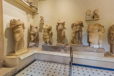 EPIDAURUS, GREECE - 6 AĞUSTOS 2021: Yunanistan 'ın Peloponnese yarımadasındaki Epidaurus Asclepieion Arkeoloji Müzesinin Sergisi