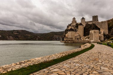 Sırbistan 'ın Golubac ortaçağ kalesine bakış
