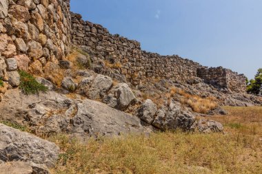 Yunanistan 'ın Mora yarımadasında Tiryns Tepesi Kalesi' nin duvarları yıkıldı