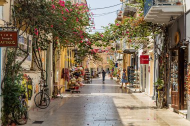 NAFPLIO, GREECE - 5 Ağustos 2021: Yunanistan 'ın Nafplio kentindeki yaya sokağı